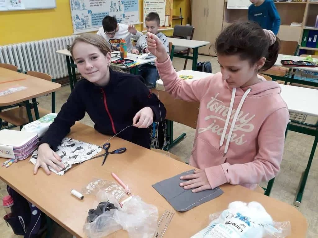 Fotografie z článku: Učíme se šít ve IV.A
