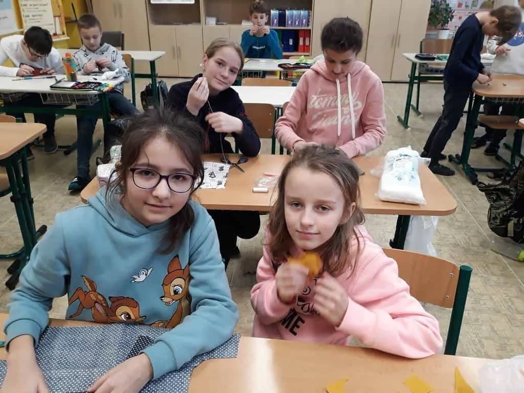 Fotografie z článku: Učíme se šít ve IV.A