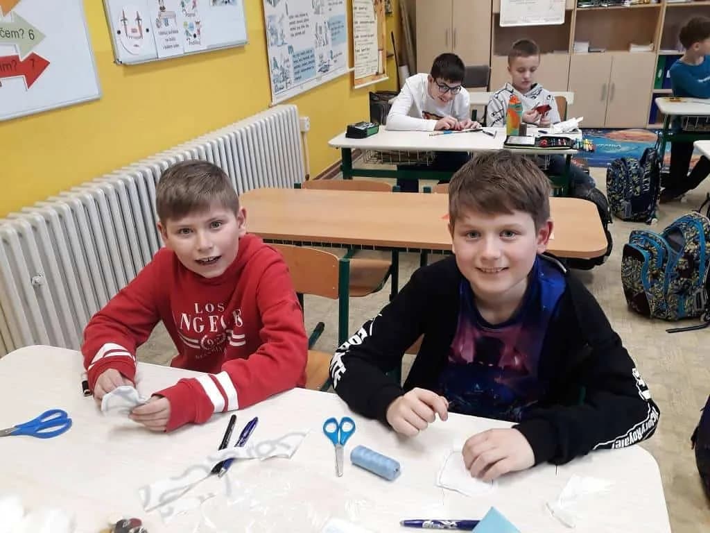 Fotografie z článku: Učíme se šít ve IV.A
