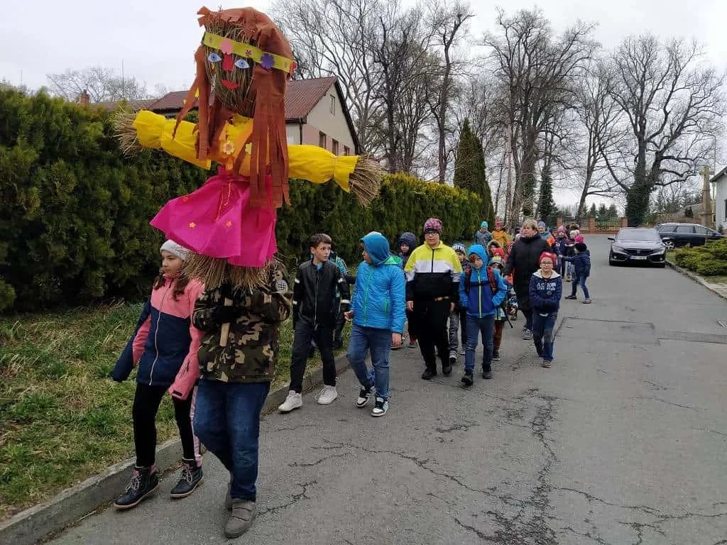 Fotografie z článku: Vynášení Morany v ŠD