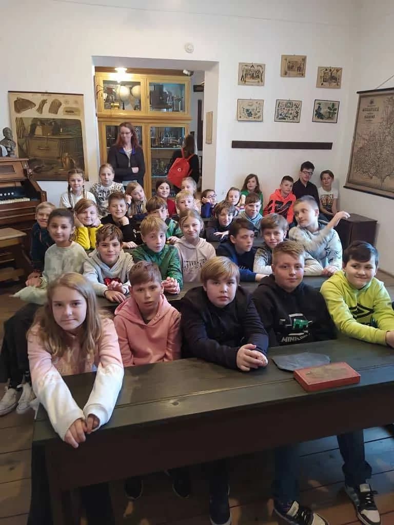 Fotografie z článku: Čtvrťáci na exkurzi v Muzeu J. A. Komenského v Přerově