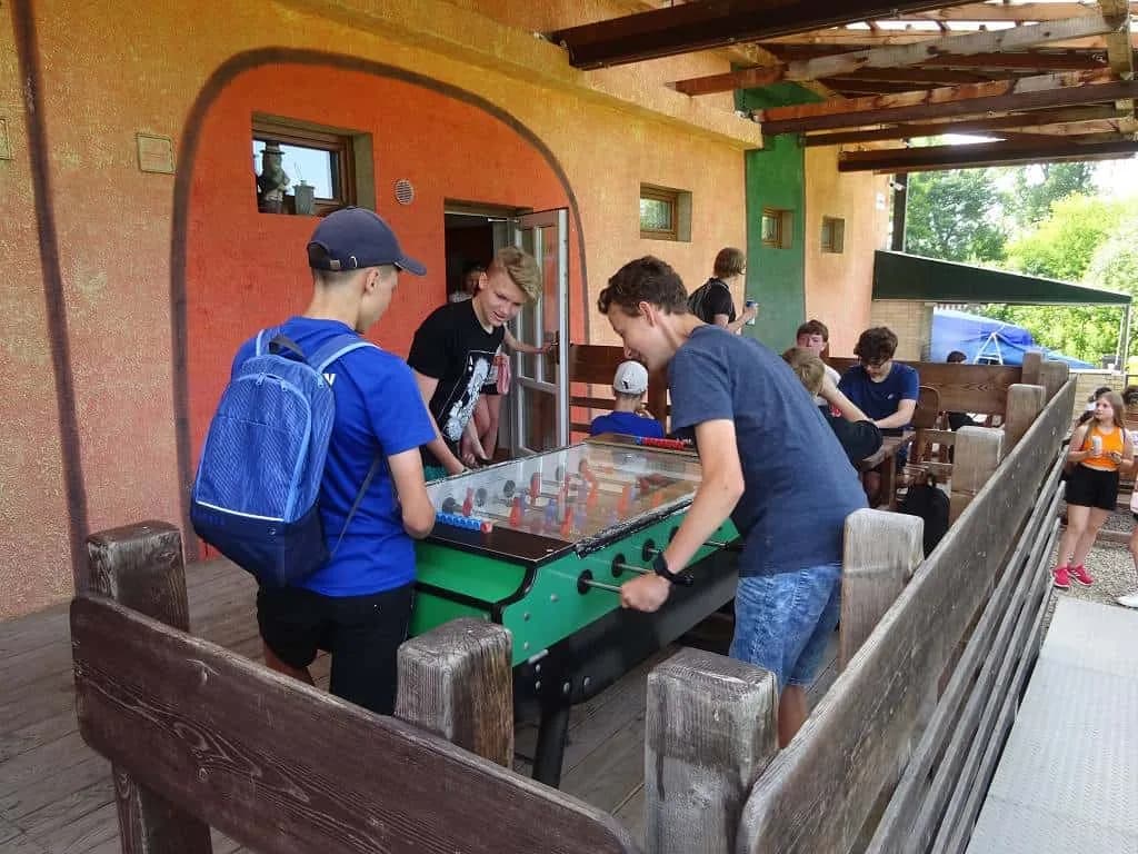 Fotografie z článku: Lodí (a) na univerzitu aneb Plavebně vzdělávací výlet VIII.B