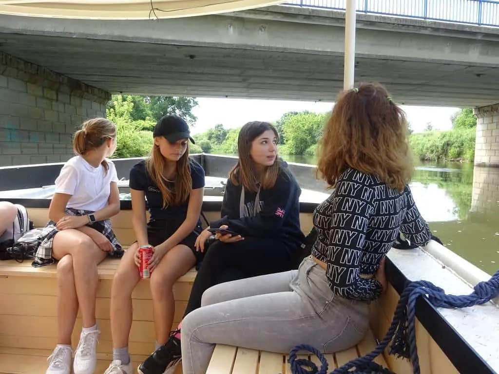 Fotografie z článku: Lodí (a) na univerzitu aneb Plavebně vzdělávací výlet VIII.B