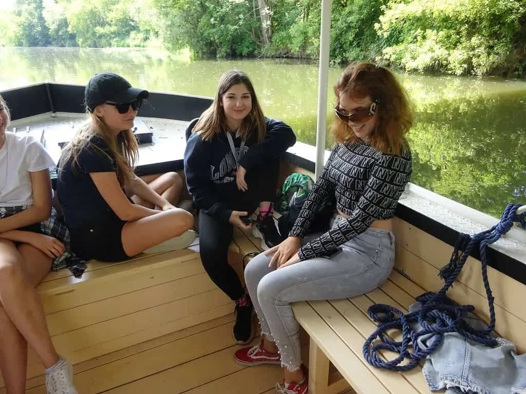 Fotografie z článku: Lodí (a) na univerzitu aneb Plavebně vzdělávací výlet VIII.B