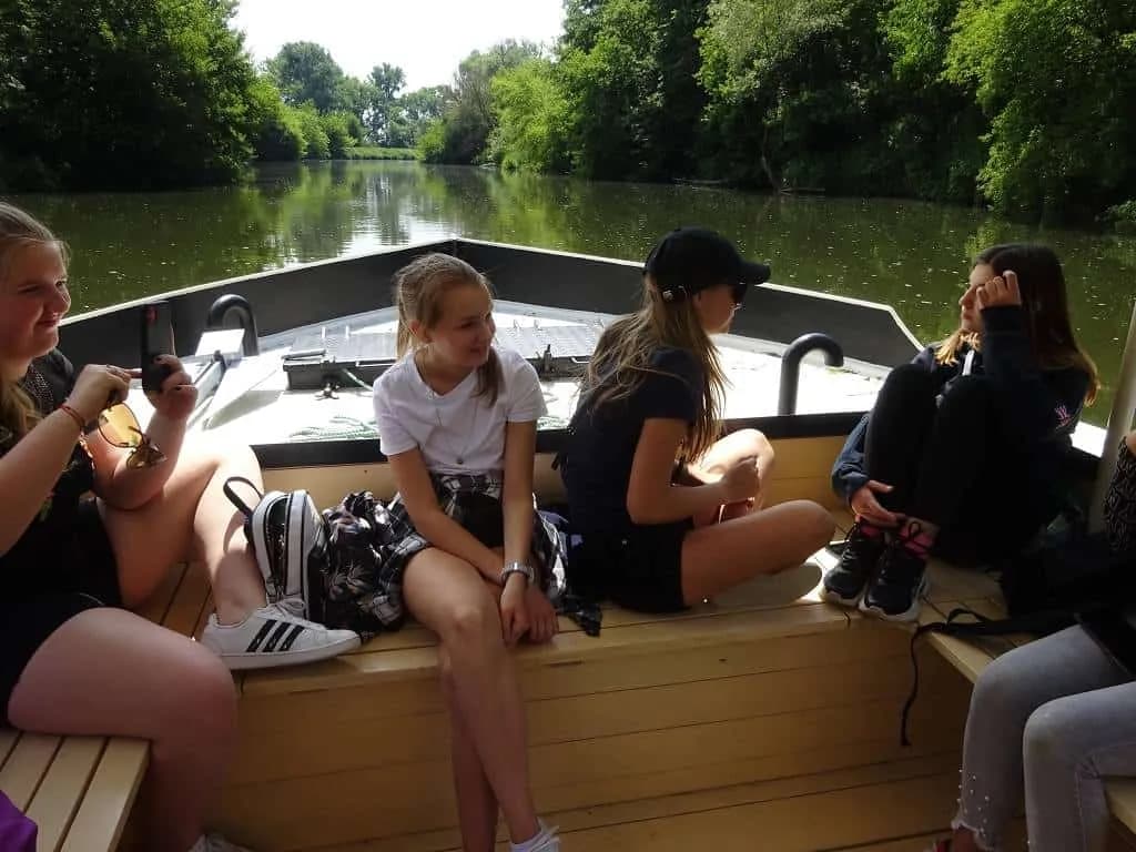Fotografie z článku: Lodí (a) na univerzitu aneb Plavebně vzdělávací výlet VIII.B