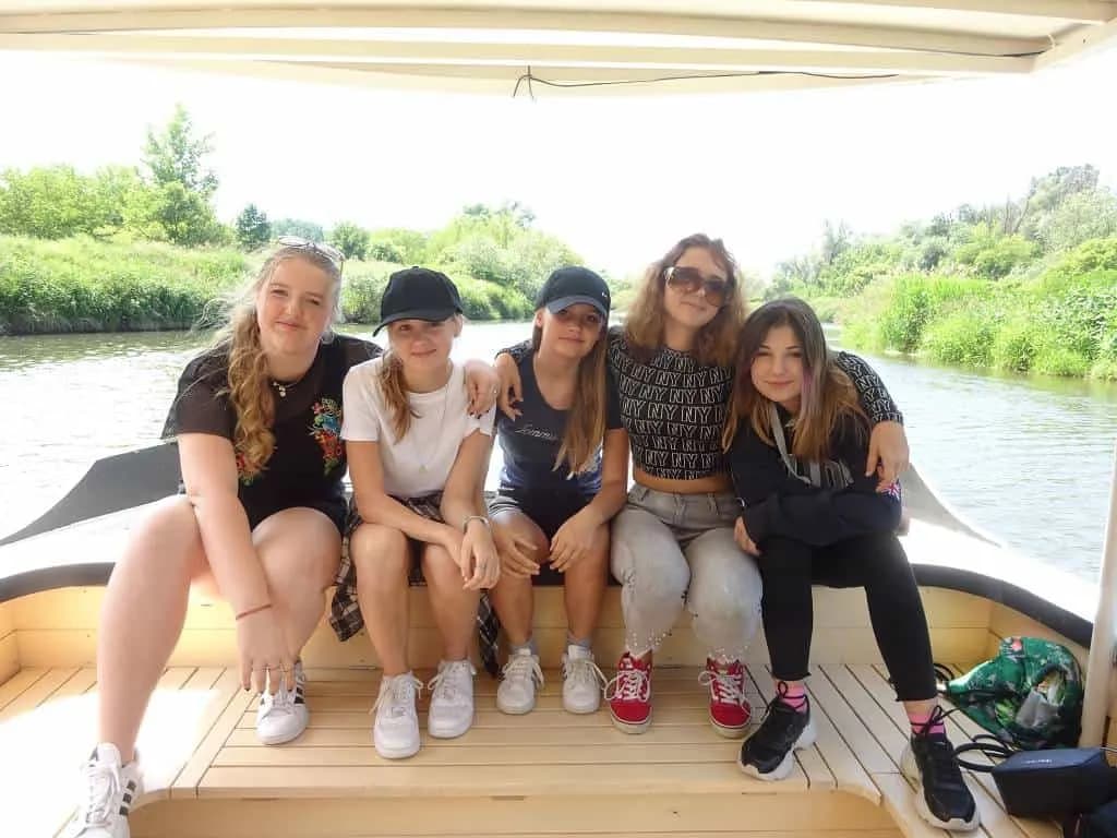 Fotografie z článku: Lodí (a) na univerzitu aneb Plavebně vzdělávací výlet VIII.B