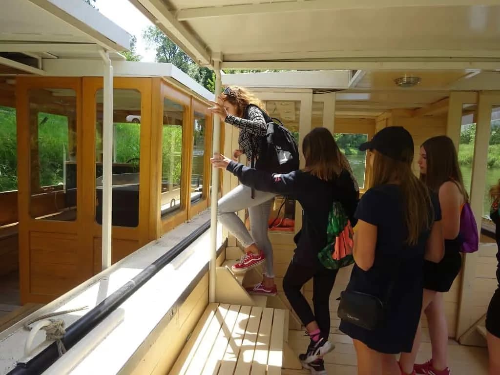 Fotografie z článku: Lodí (a) na univerzitu aneb Plavebně vzdělávací výlet VIII.B