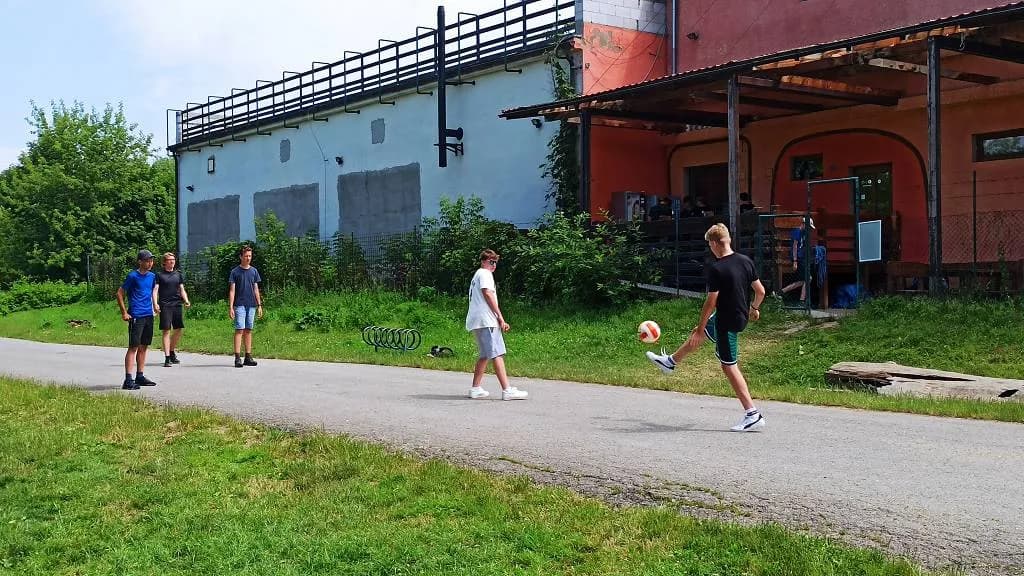 Fotografie z článku: Lodí (a) na univerzitu aneb Plavebně vzdělávací výlet VIII.B