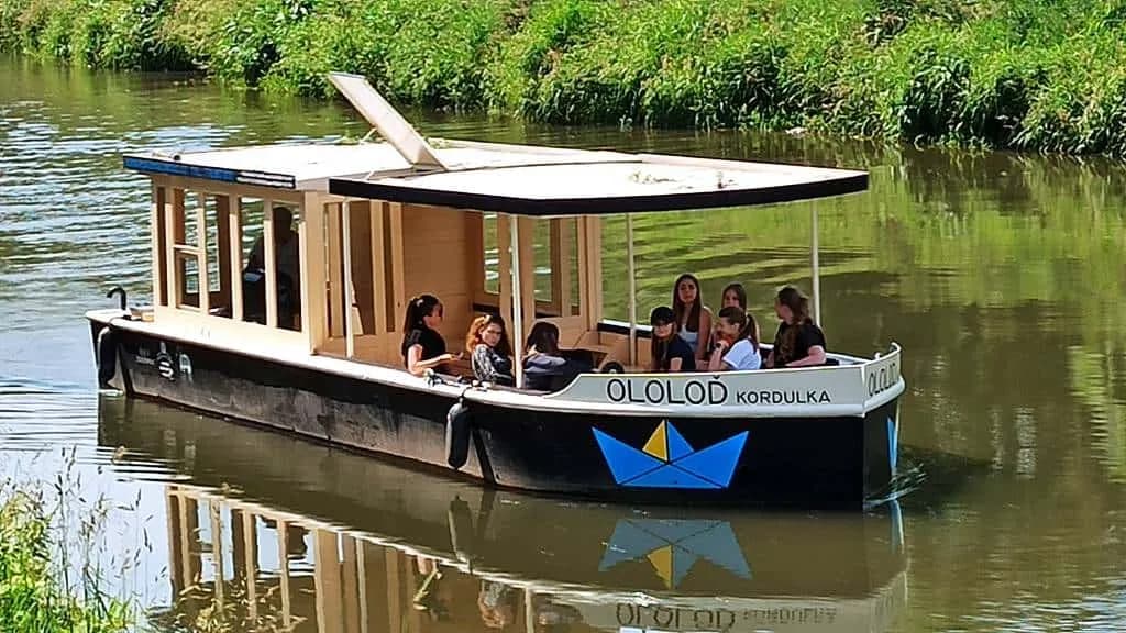 Fotografie z článku: Lodí (a) na univerzitu aneb Plavebně vzdělávací výlet VIII.B