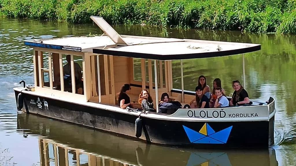 Fotografie z článku: Lodí (a) na univerzitu aneb Plavebně vzdělávací výlet VIII.B