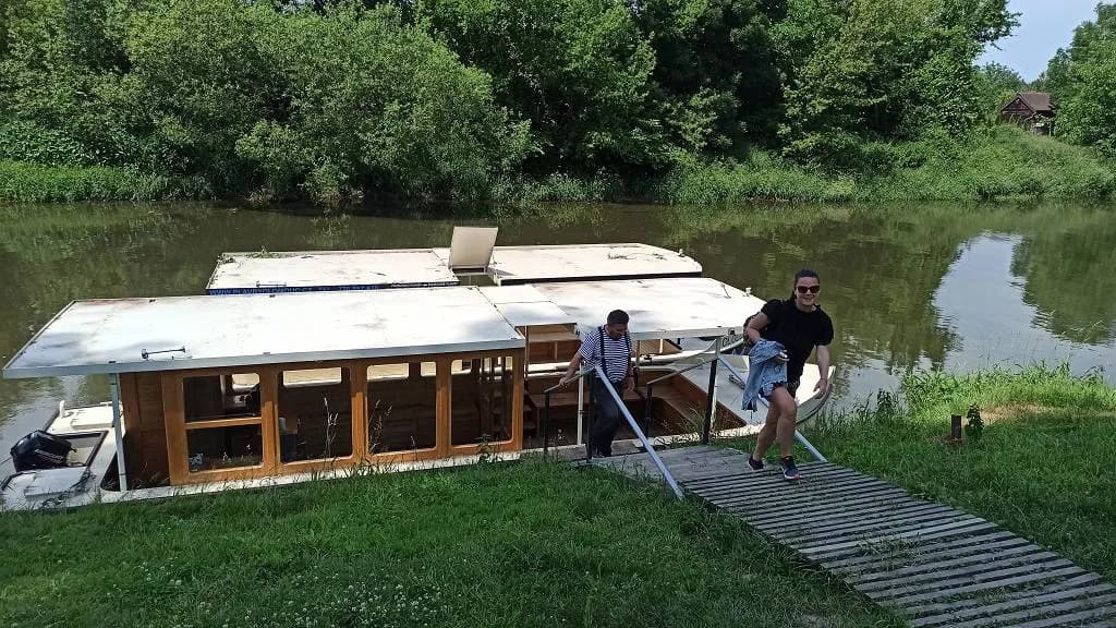 Fotografie z článku: Lodí (a) na univerzitu aneb Plavebně vzdělávací výlet VIII.B