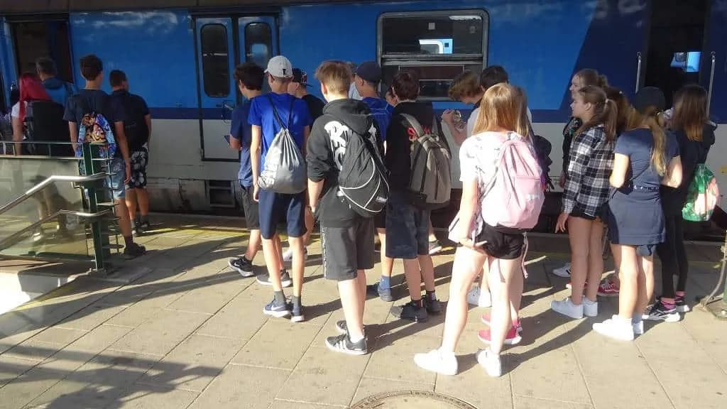Fotografie z článku: Lodí (a) na univerzitu aneb Plavebně vzdělávací výlet VIII.B