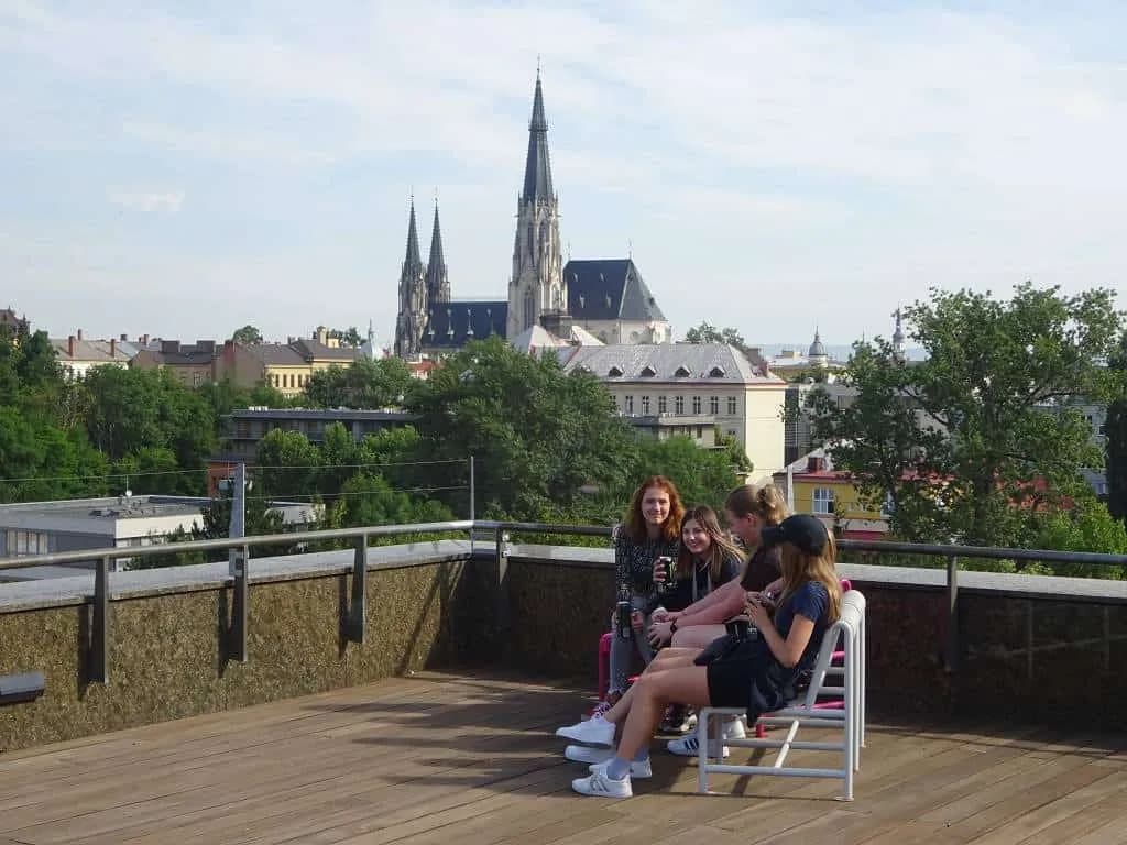 Fotografie z článku: Lodí (a) na univerzitu aneb Plavebně vzdělávací výlet VIII.B