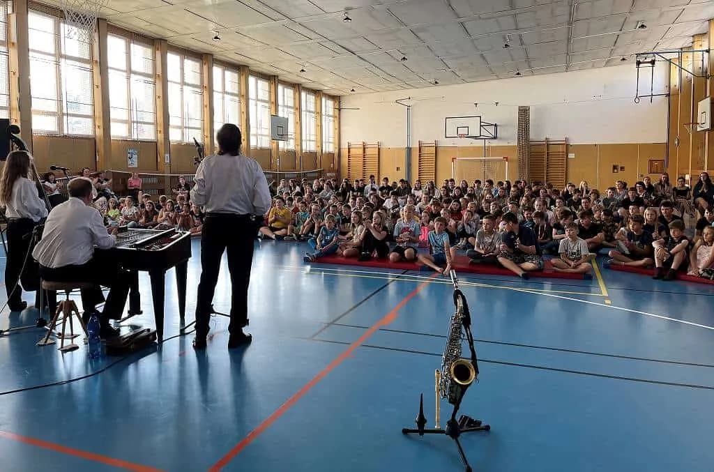 Fotografie z článku: Výchovný koncert cimbálovky