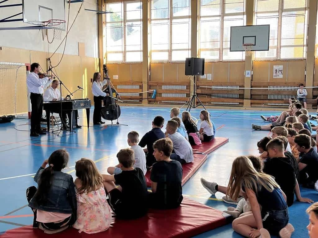 Fotografie z článku: Výchovný koncert cimbálovky