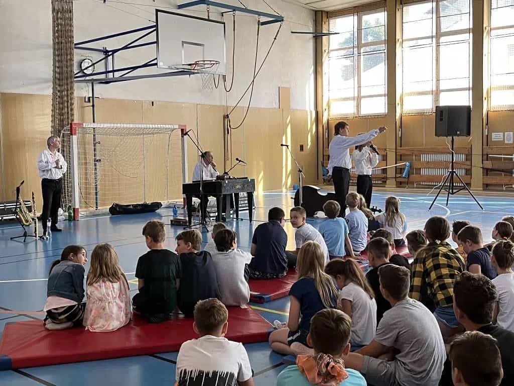 Fotografie z článku: Výchovný koncert cimbálovky