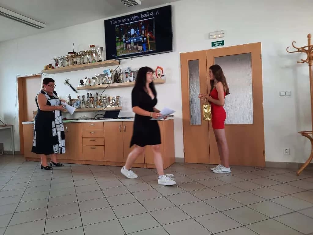 Fotografie z článku: Rozlučka se základkou - IX.A