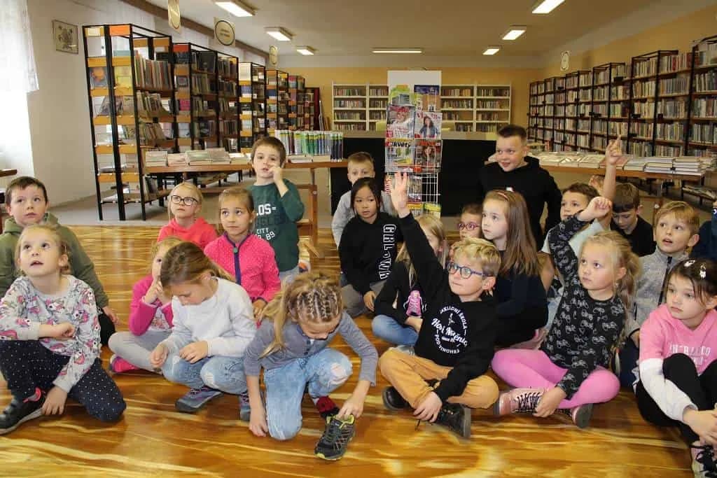Fotografie z článku: Barevný podzim v knihovně - Smajlíci ŠD
