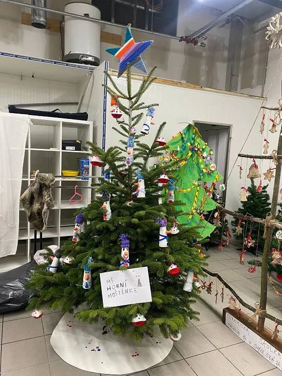 Fotografie z článku: Naše MŠ se účastní soutěže o nejhezčí vánoční stromeček