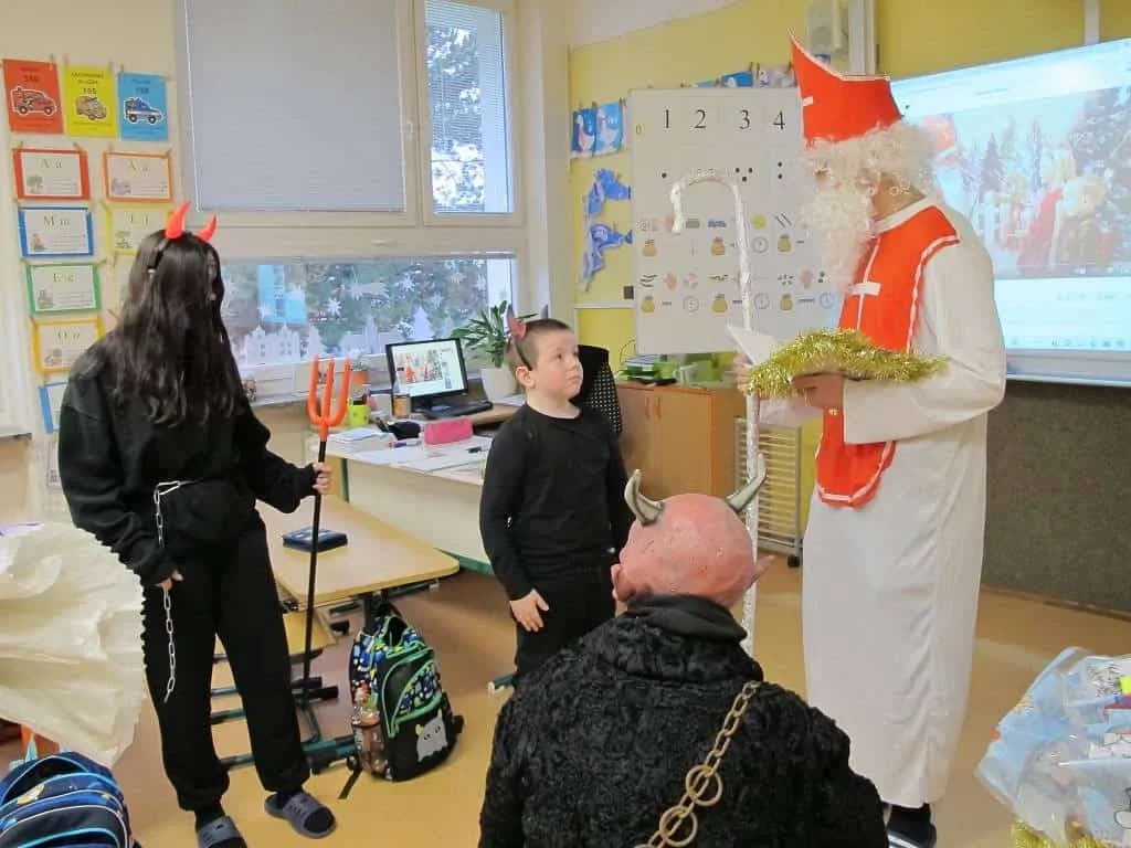 Fotografie z článku: Den se svatým Mikulášem, čertem a andělem v I. B