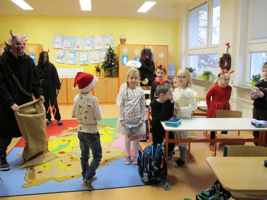 Fotografie z článku: Den se svatým Mikulášem, čertem a andělem v I. B