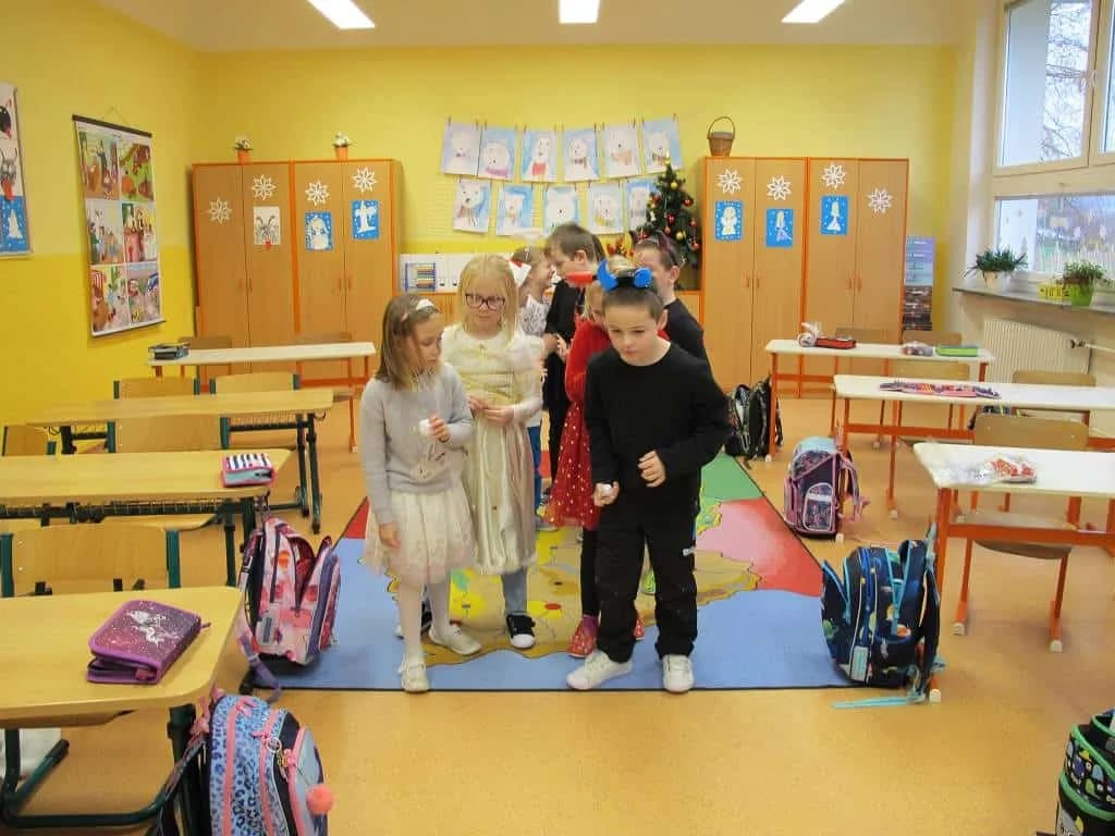 Fotografie z článku: Den se svatým Mikulášem, čertem a andělem v I. B