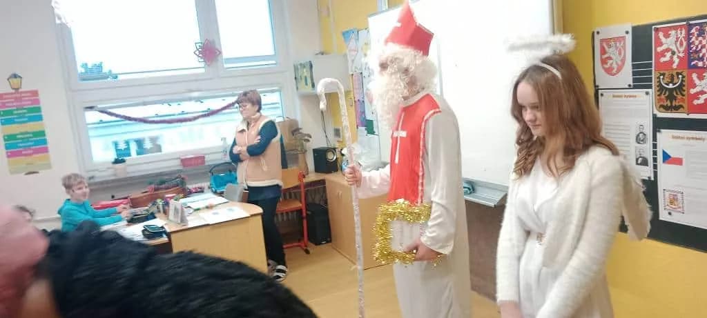Fotografie z článku: Mikuláš se svými pomocníky v ZŠ