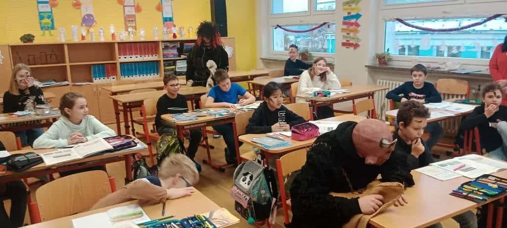 Fotografie z článku: Mikuláš se svými pomocníky v ZŠ
