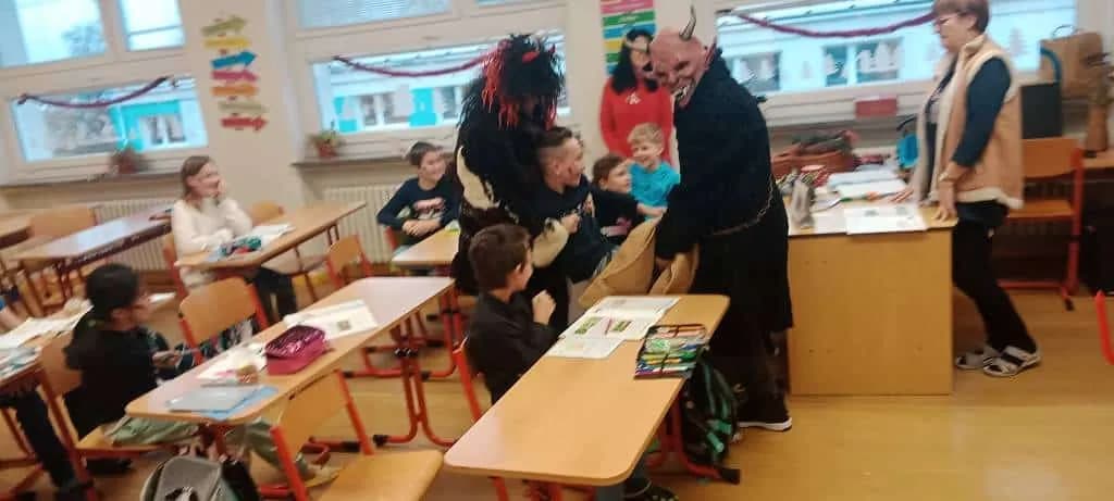 Fotografie z článku: Mikuláš se svými pomocníky v ZŠ