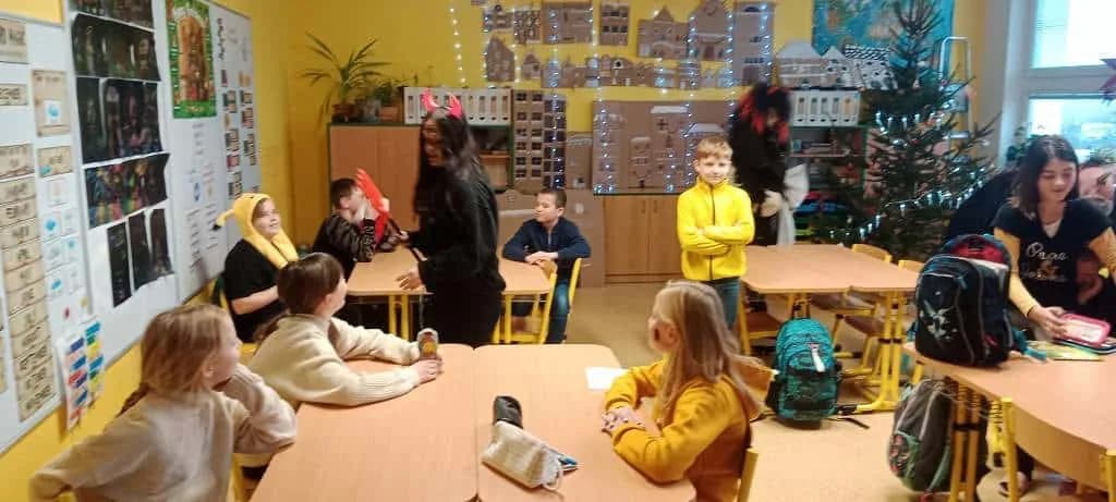 Fotografie z článku: Mikuláš se svými pomocníky v ZŠ