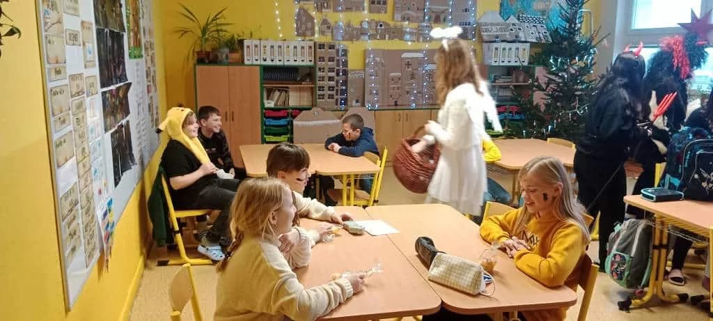 Fotografie z článku: Mikuláš se svými pomocníky v ZŠ