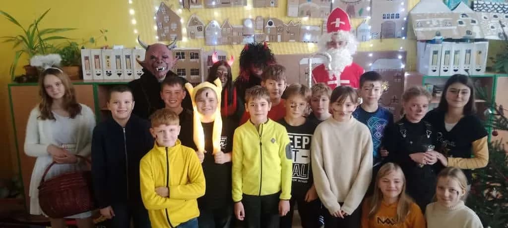Fotografie z článku: Mikuláš se svými pomocníky v ZŠ