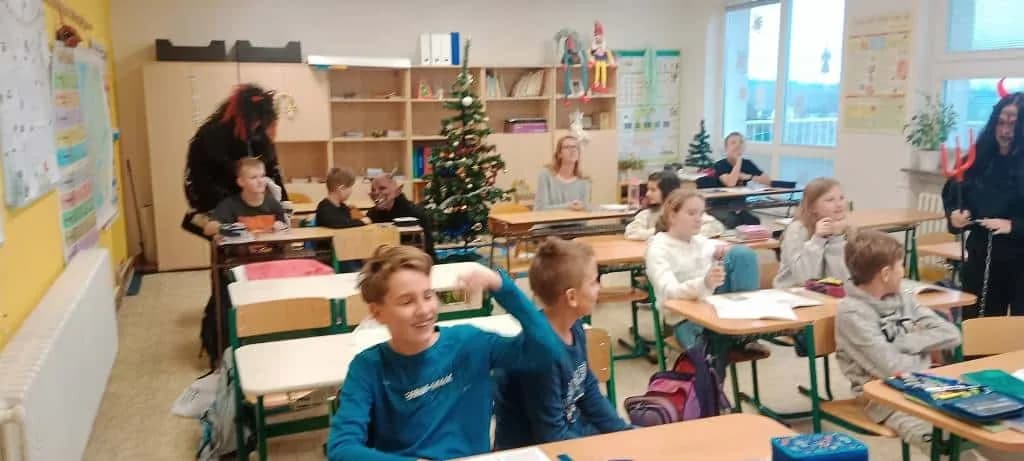 Fotografie z článku: Mikuláš se svými pomocníky v ZŠ