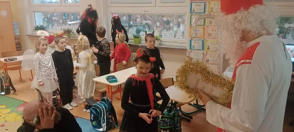Fotografie z článku: Mikuláš se svými pomocníky v ZŠ
