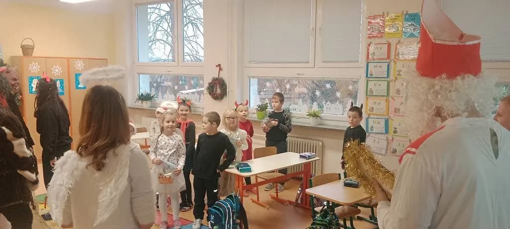 Fotografie z článku: Mikuláš se svými pomocníky v ZŠ