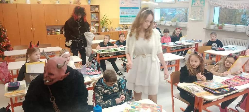 Fotografie z článku: Mikuláš se svými pomocníky v ZŠ