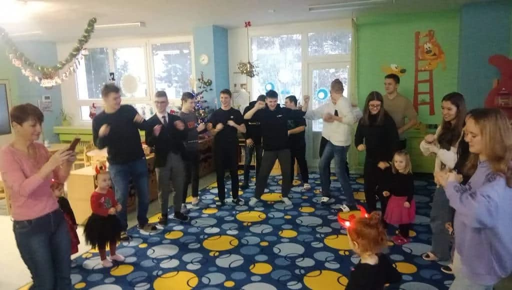 Fotografie z článku: Čertohraní žáků IX.A u Sluníček v MŠ