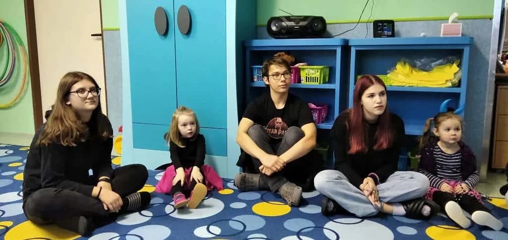 Fotografie z článku: Čertohraní žáků IX.A u Sluníček v MŠ