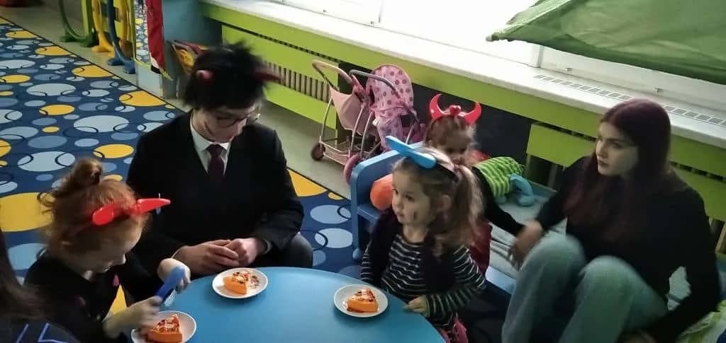 Fotografie z článku: Čertohraní žáků IX.A u Sluníček v MŠ