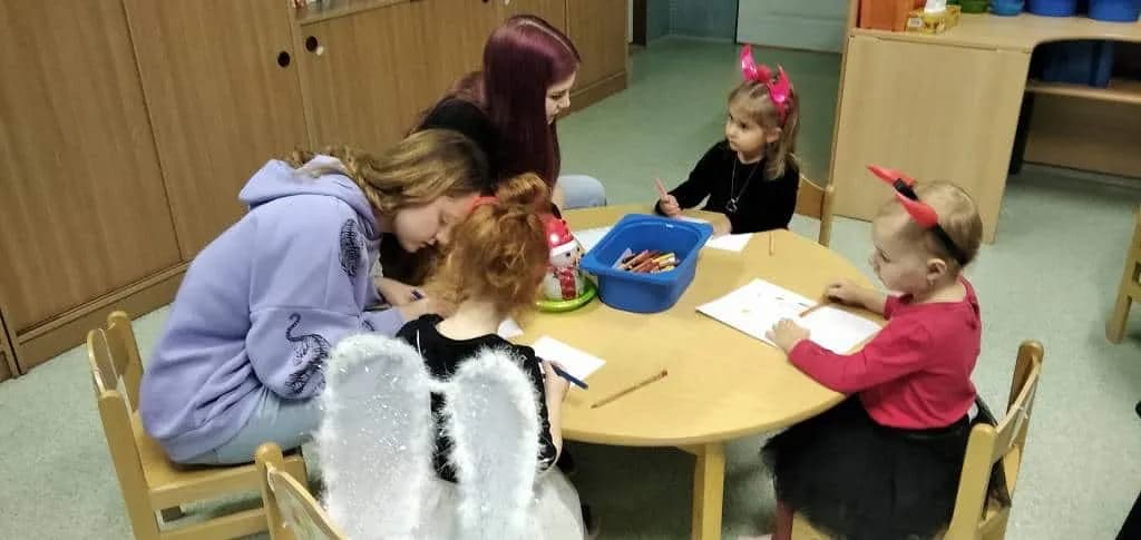 Fotografie z článku: Čertohraní žáků IX.A u Sluníček v MŠ