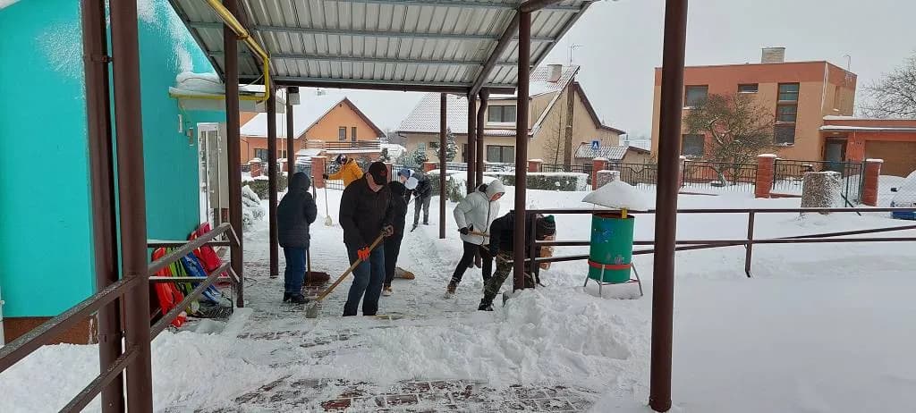 Fotografie z článku: Netradiční posilovačka aneb přece to nenecháme všechno na panu školníkovi