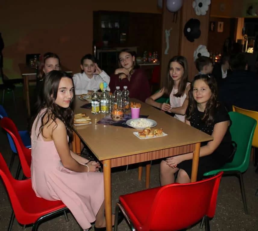 Fotografie z článku: Žákovský ples
