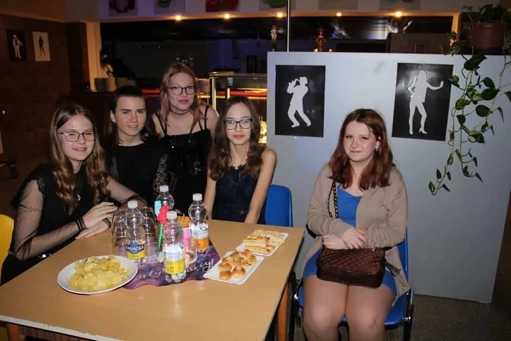 Fotografie z článku: Žákovský ples