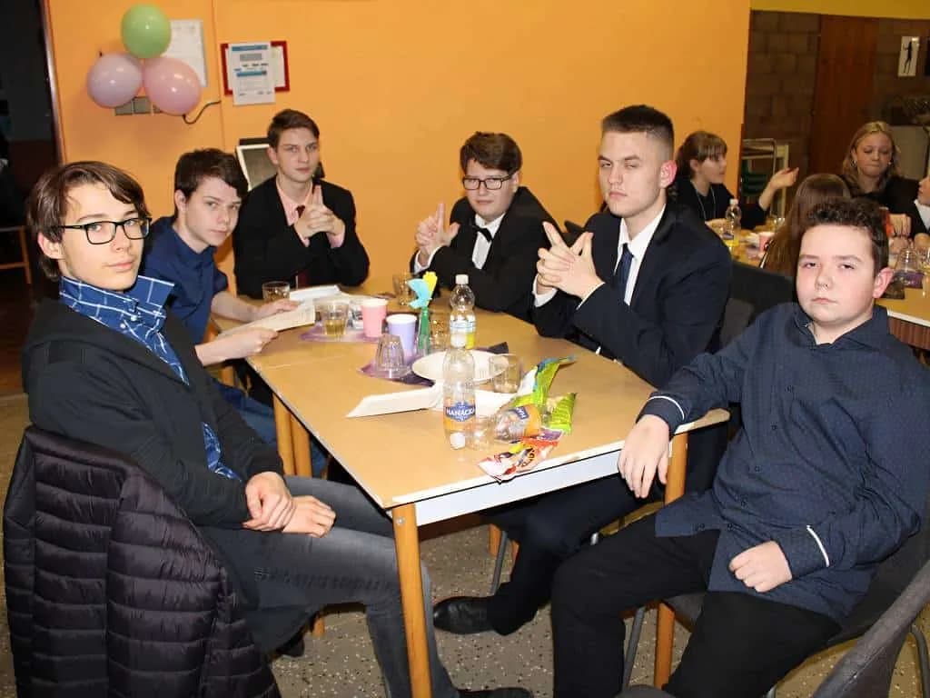 Fotografie z článku: Žákovský ples