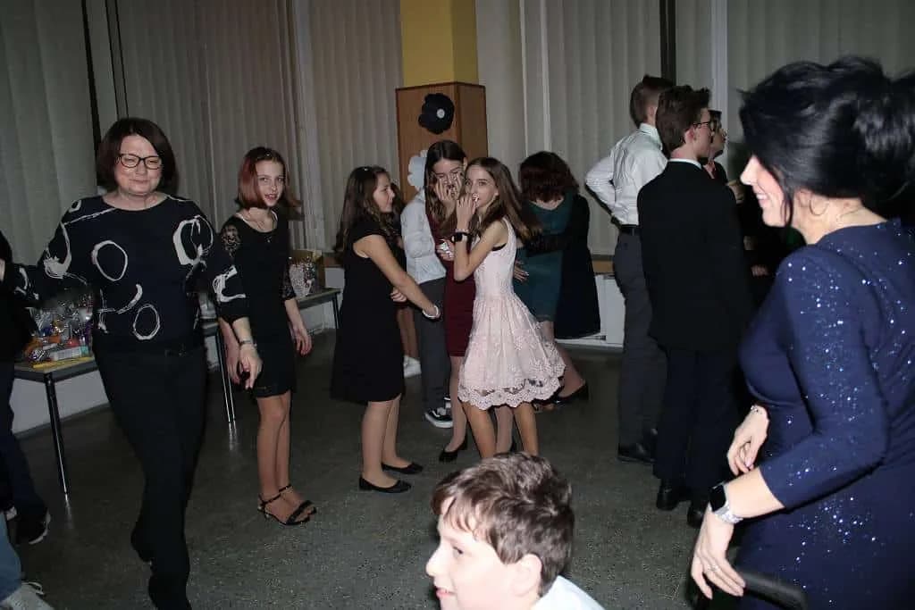 Fotografie z článku: Žákovský ples