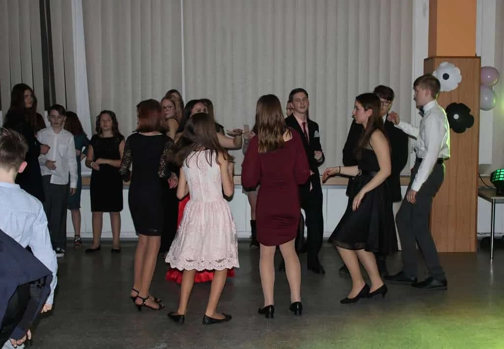 Fotografie z článku: Žákovský ples