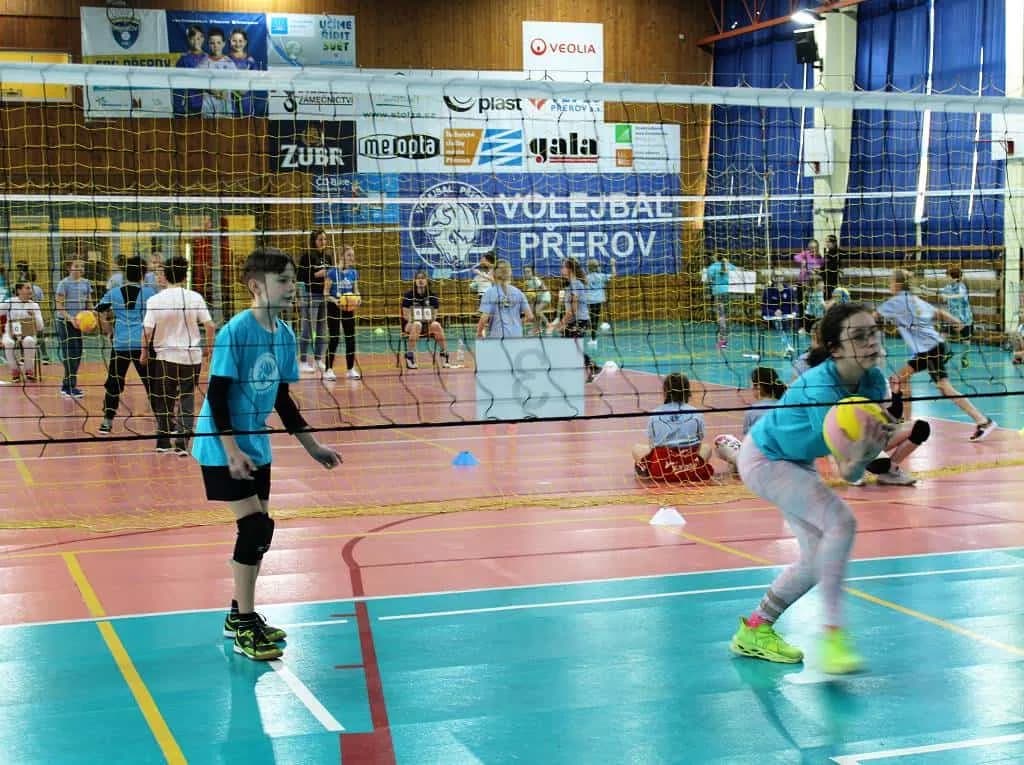 Fotografie z článku: Barevný minivolejbal