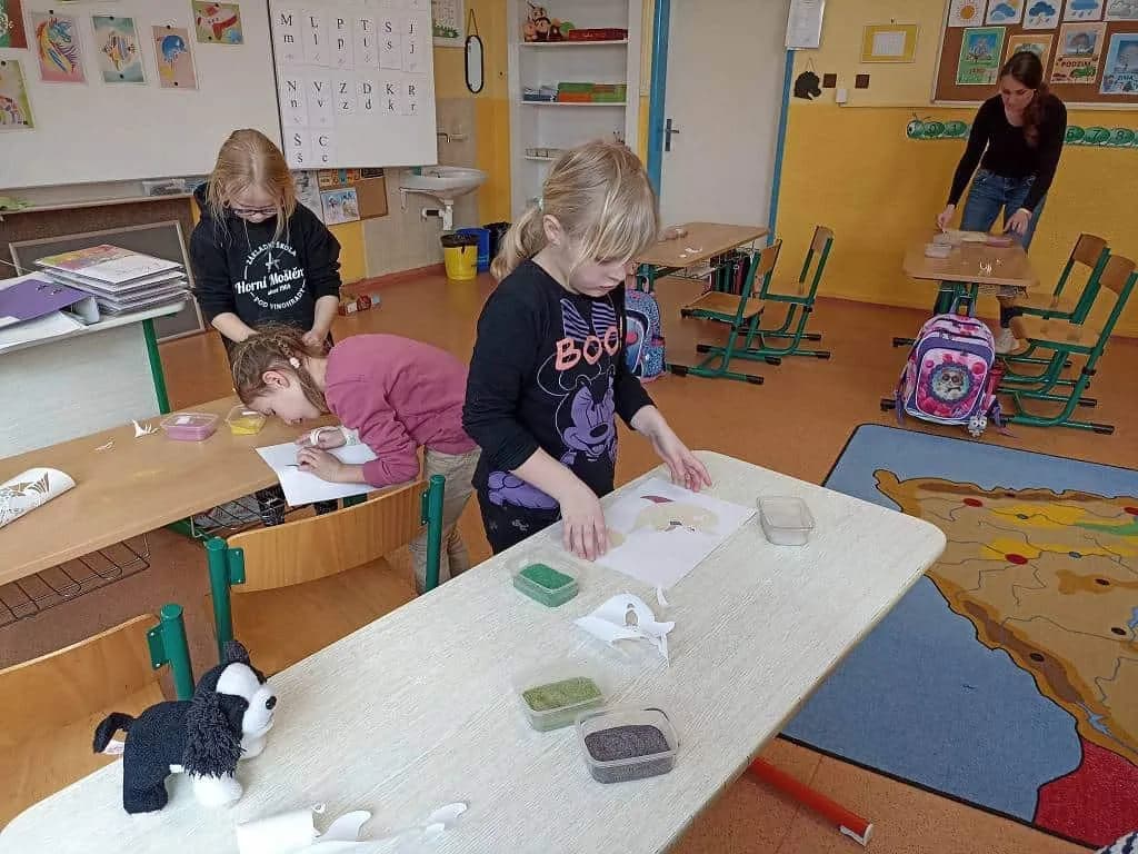 Fotografie z článku: Pískování na 1. stupni ZŠ
