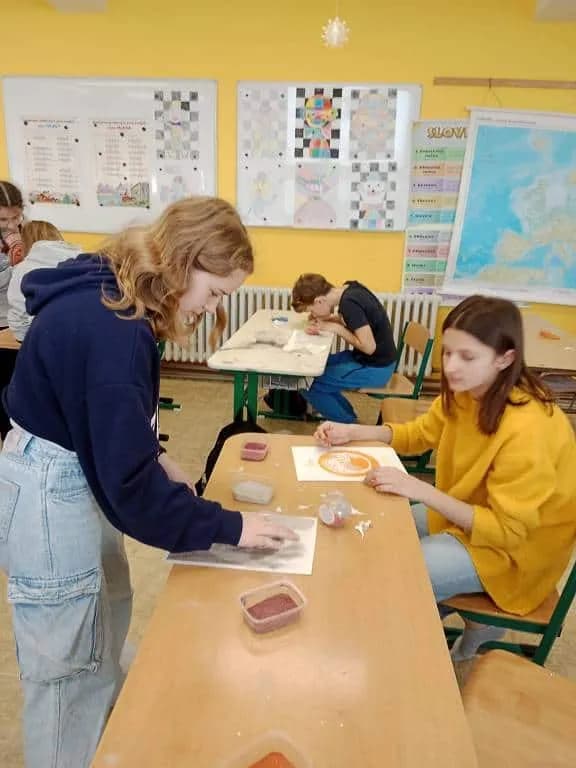 Fotografie z článku: Pískování na 1. stupni ZŠ