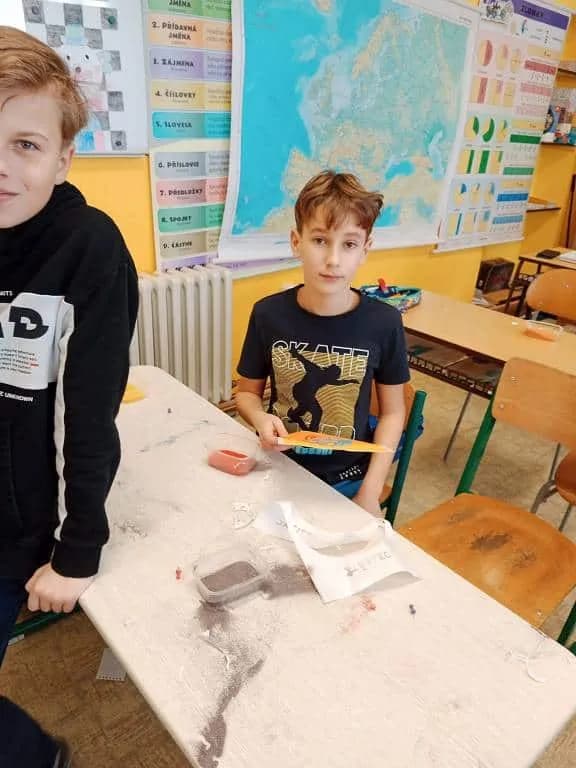 Fotografie z článku: Pískování na 1. stupni ZŠ